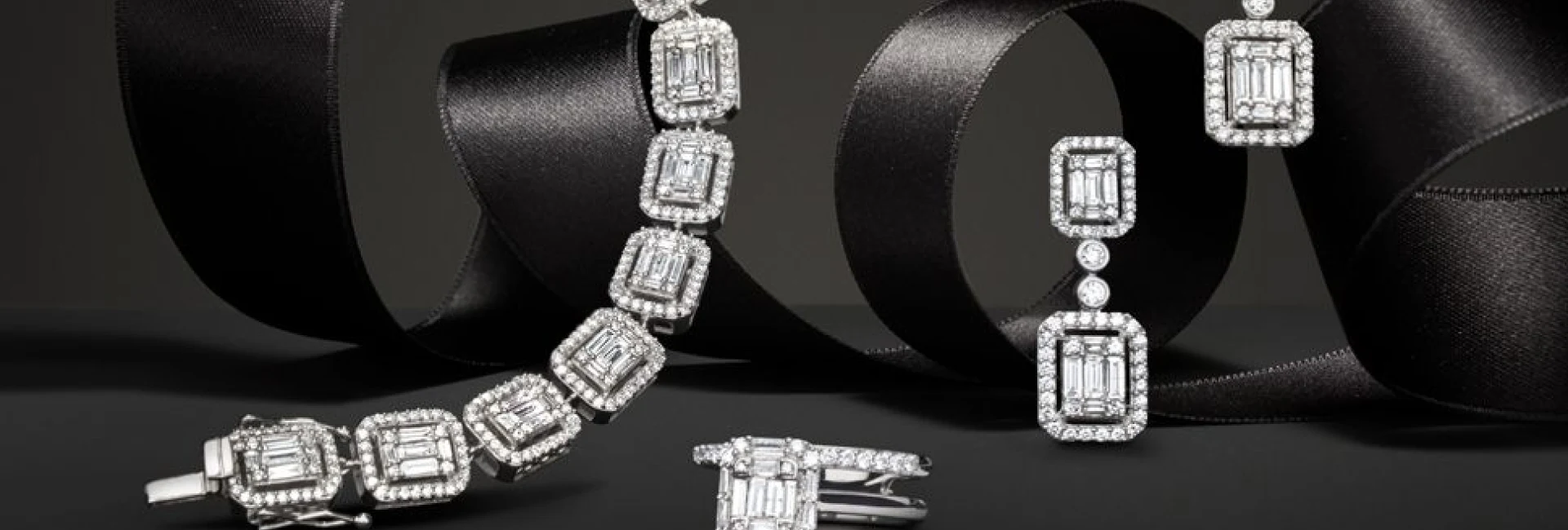 Customer selling gold and diamond jewelry at Gold Mind Jewelers Sharon