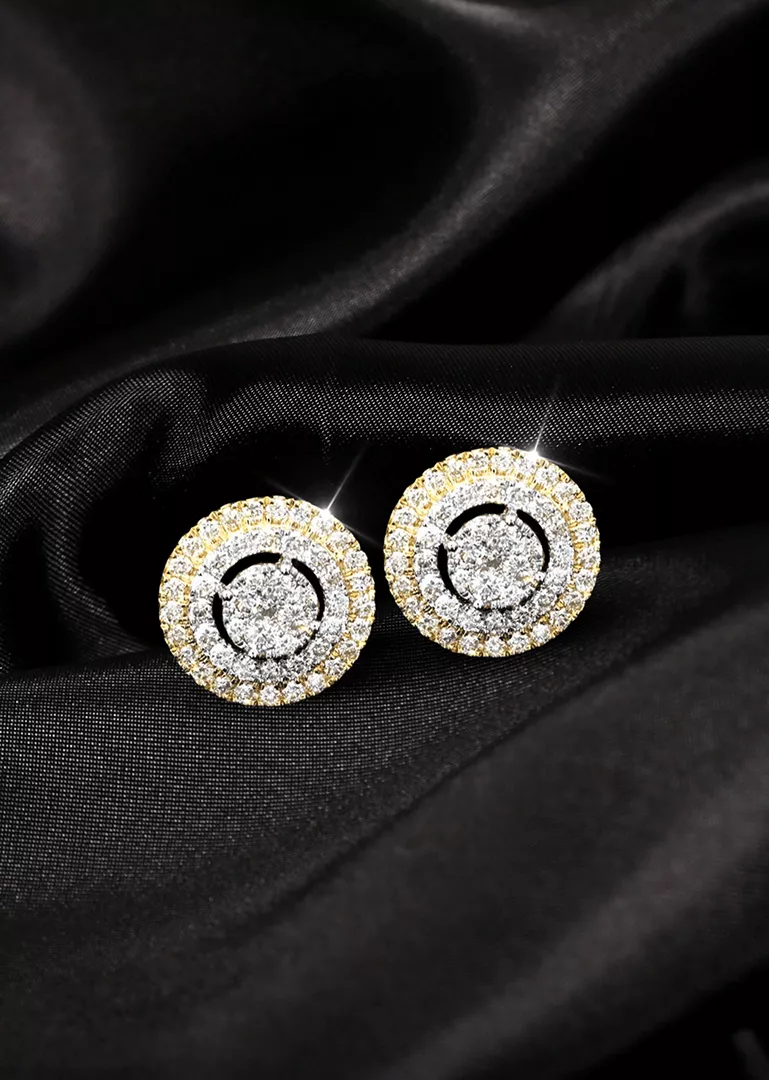 Customer selling gold and diamond jewelry at Gold Mind Jewelers Sharon