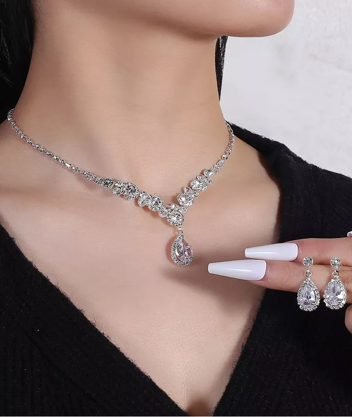 Customer selling gold and diamond jewelry at Gold Mind Jewelers Sharon